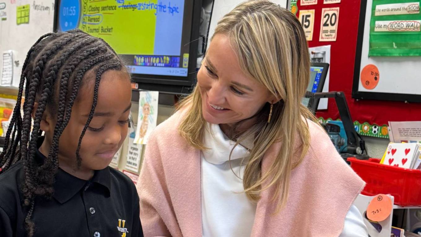 Nicholle Bonilla with a student