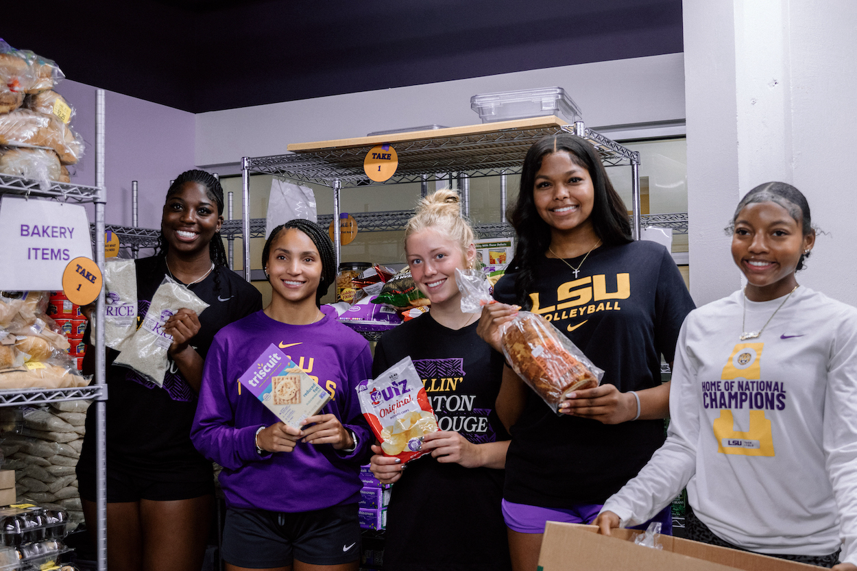Student-athletes volunteer in the pantry