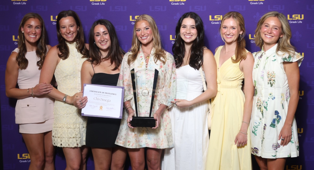 chi omega members pose with award