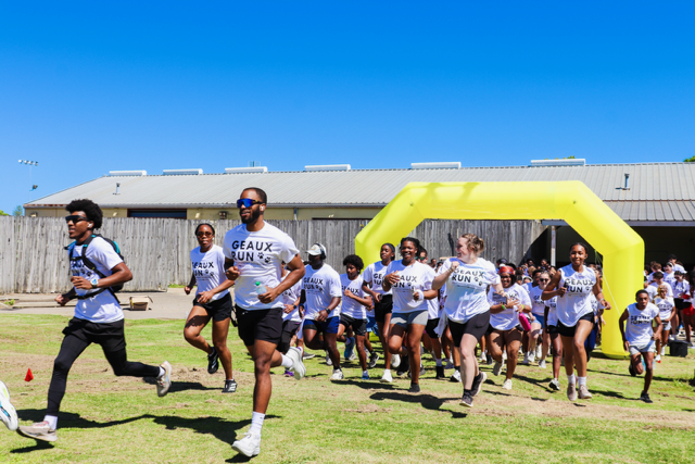 people running at the start line